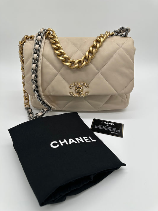 Luxury Soluciens Pre-owned Large Chanel 19 in Cream Lambskin Leather