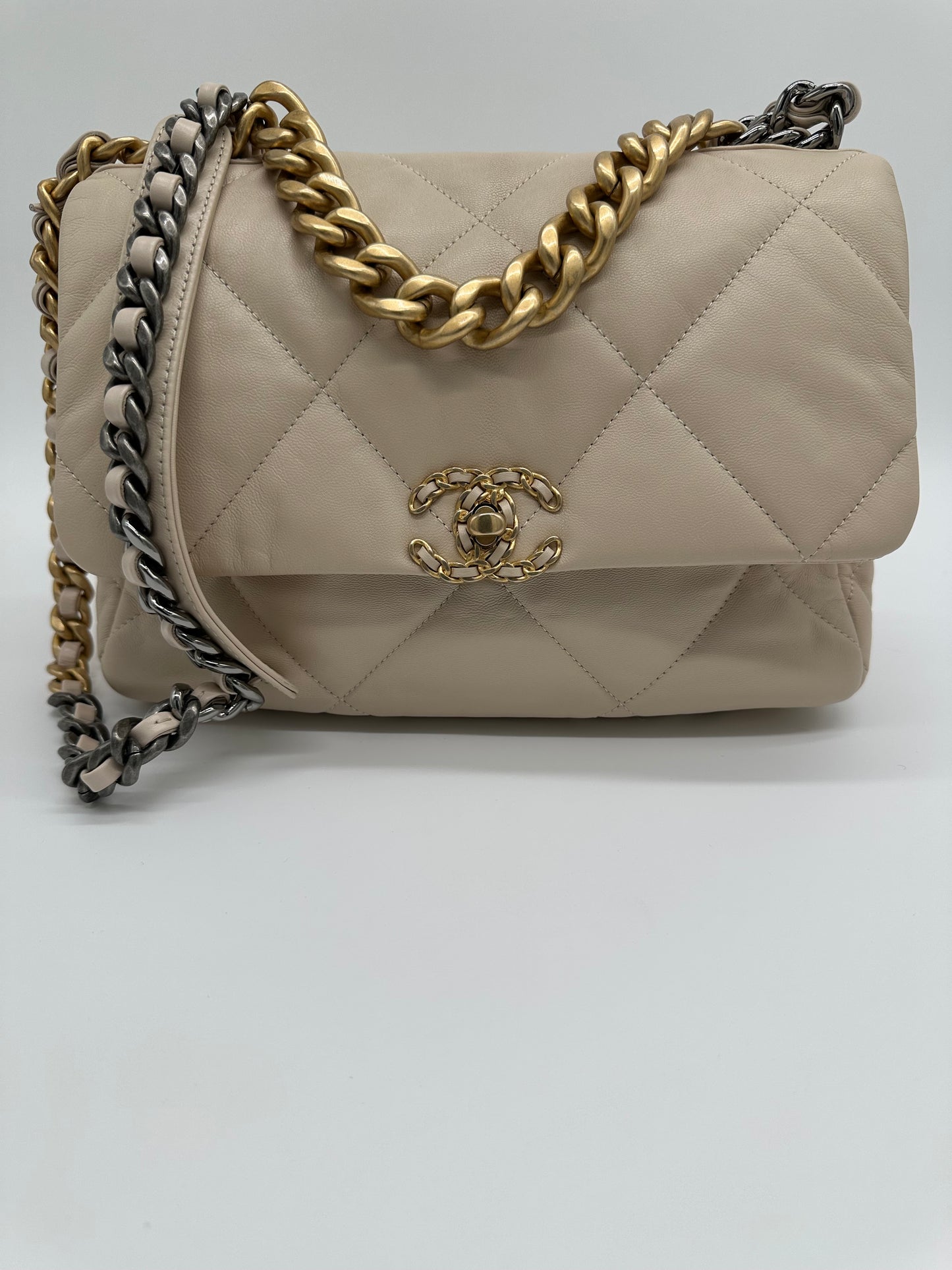 Luxury Soluciens Pre-owned Large Chanel 19 in Cream Lambskin Leather