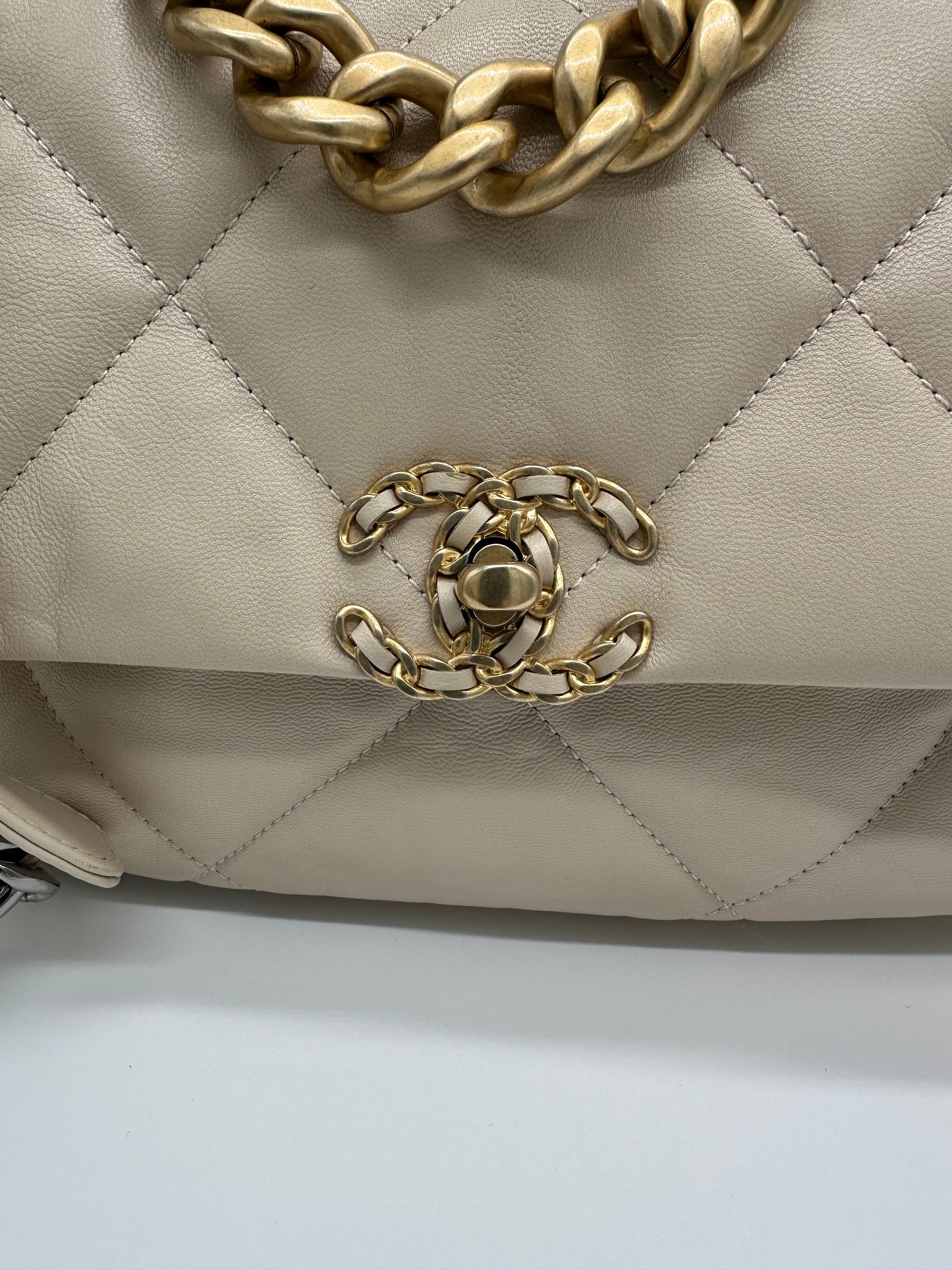 Luxury Soluciens Pre-owned Large Chanel 19 in Cream Lambskin Leather