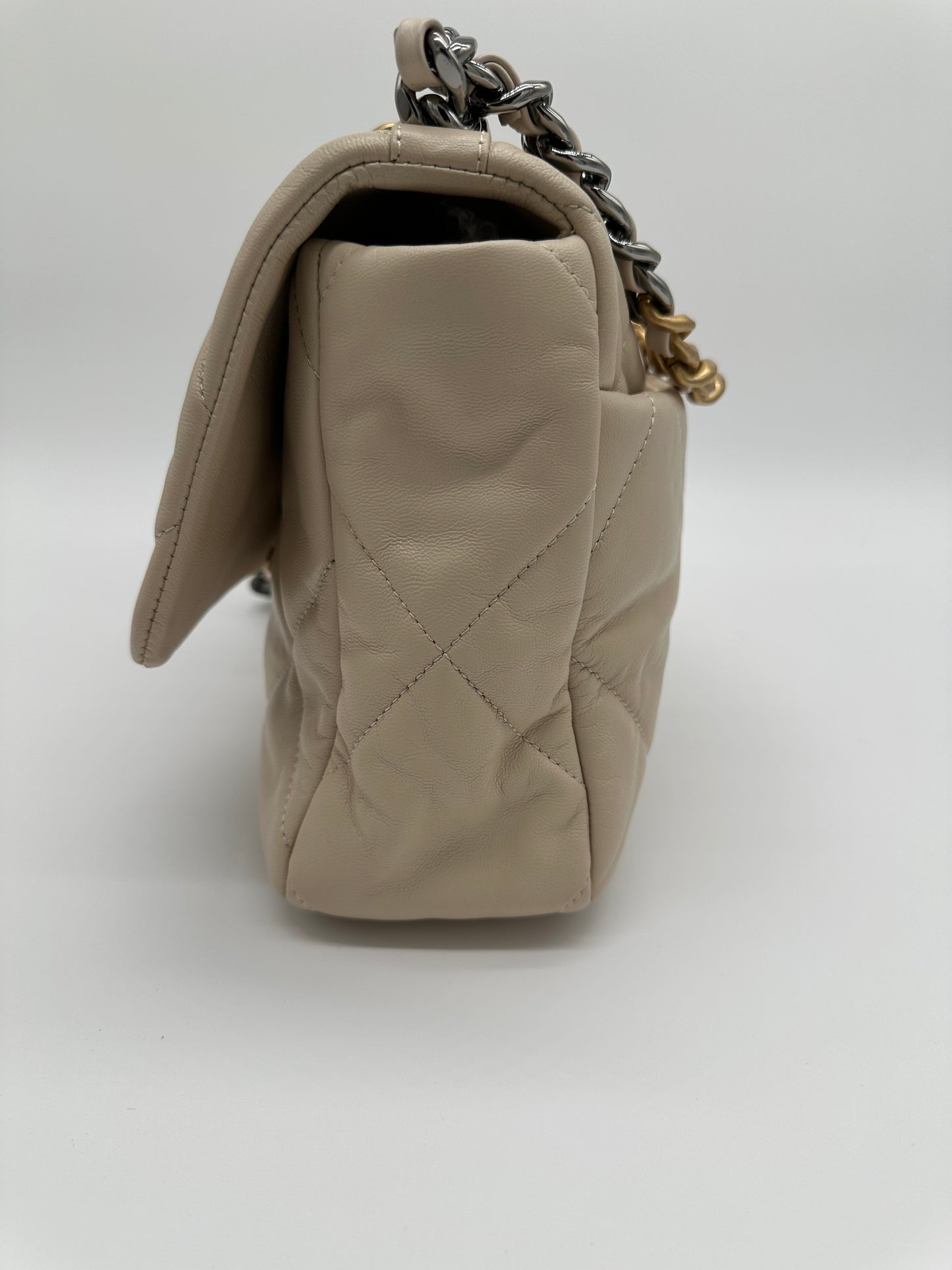 Luxury Soluciens Pre-owned Large Chanel 19 in Cream Lambskin Leather