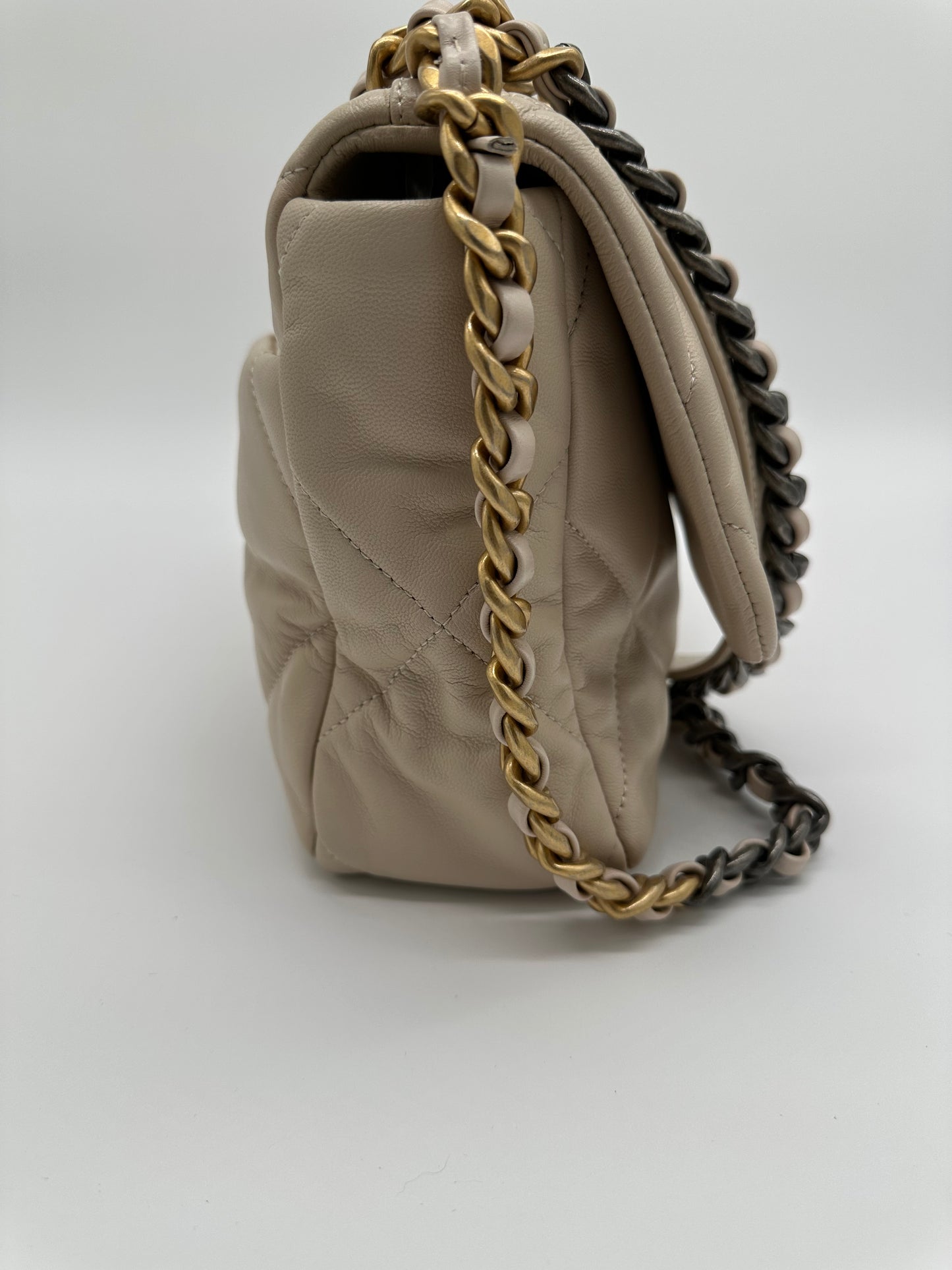 Luxury Soluciens Pre-owned Large Chanel 19 in Cream Lambskin Leather