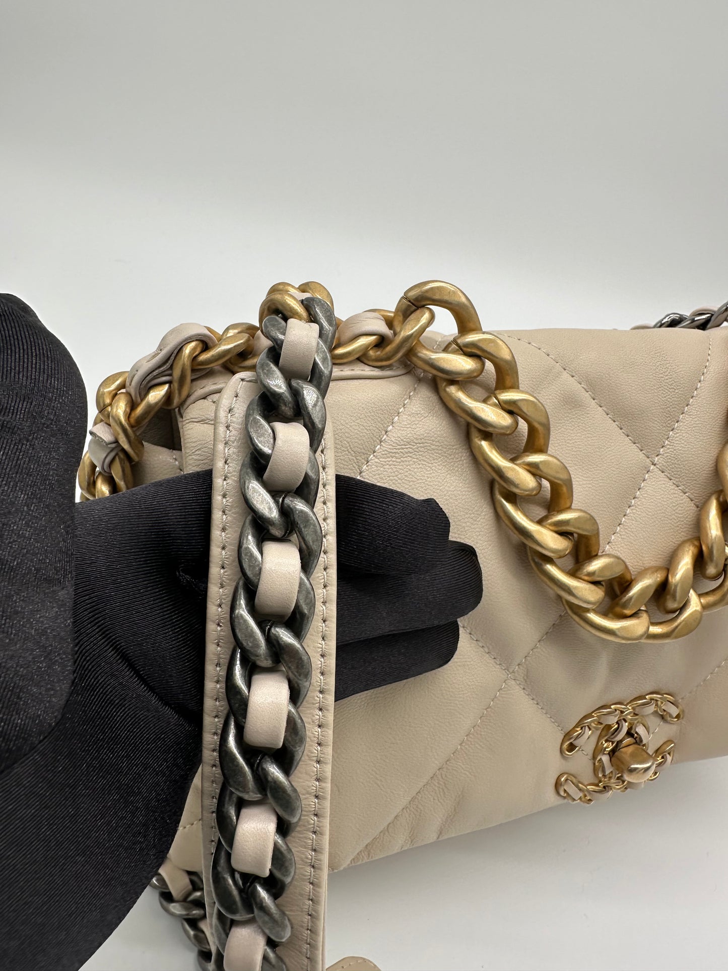 Luxury Soluciens Pre-owned Large Chanel 19 in Cream Lambskin Leather
