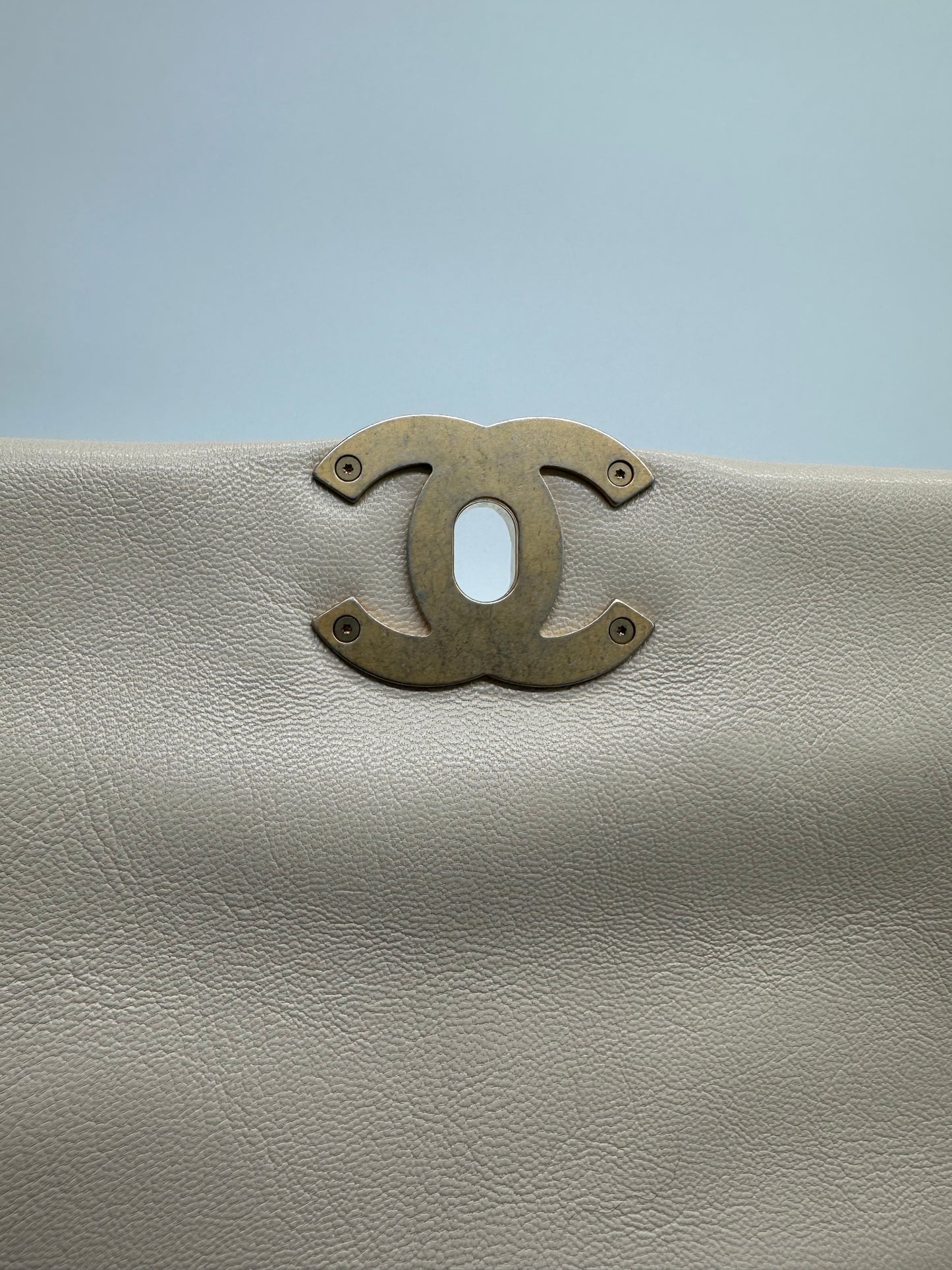 Luxury Soluciens Pre-owned Large Chanel 19 in Cream Lambskin Leather