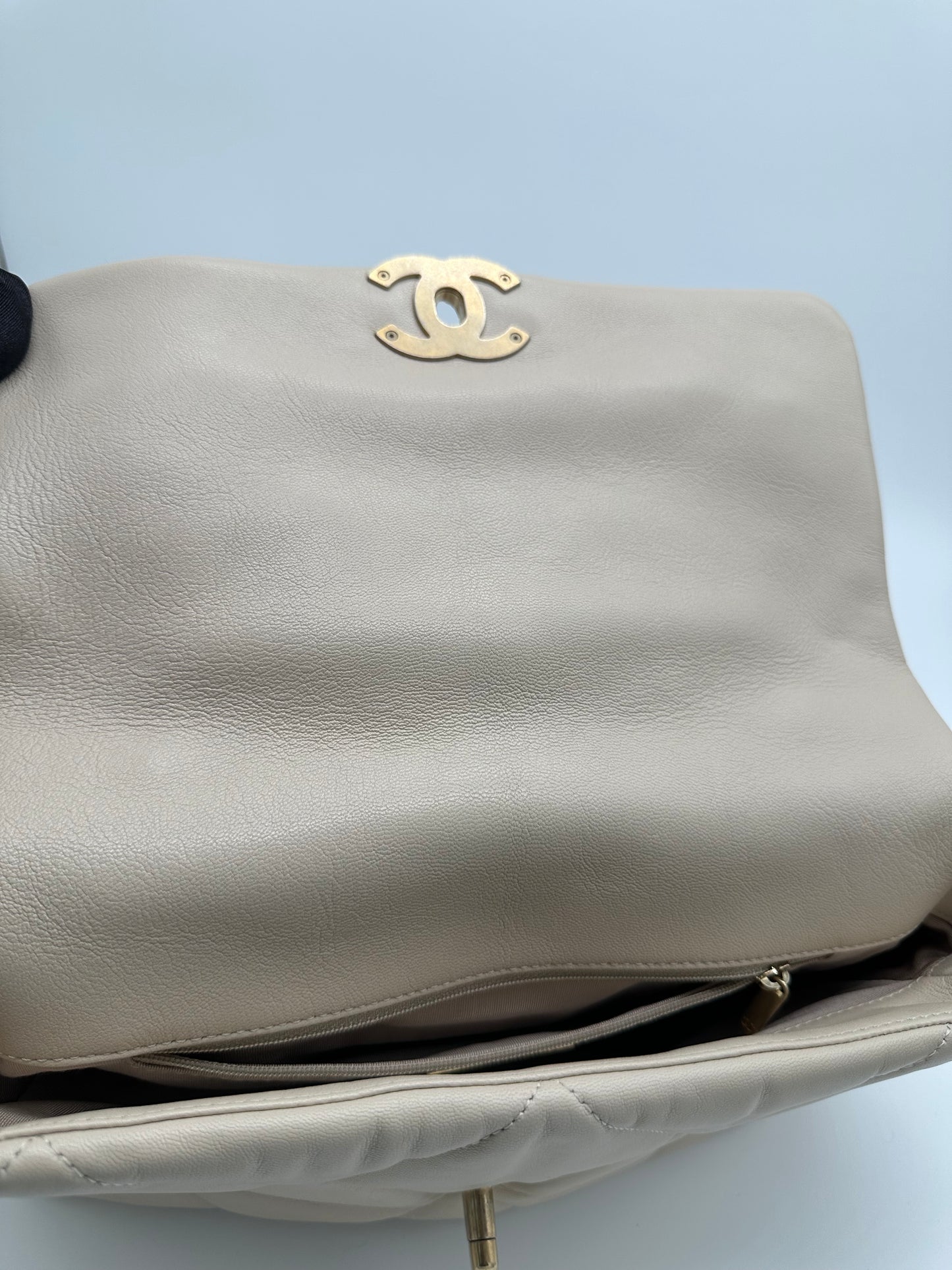 Luxury Soluciens Pre-owned Large Chanel 19 in Cream Lambskin Leather