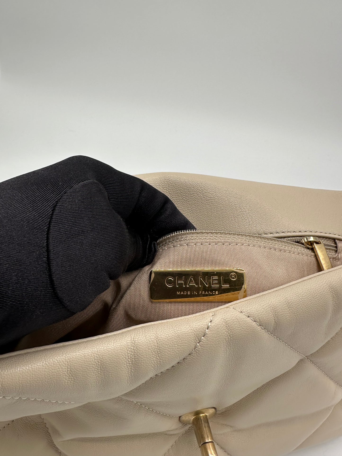 Luxury Soluciens Pre-owned Large Chanel 19 in Cream Lambskin Leather