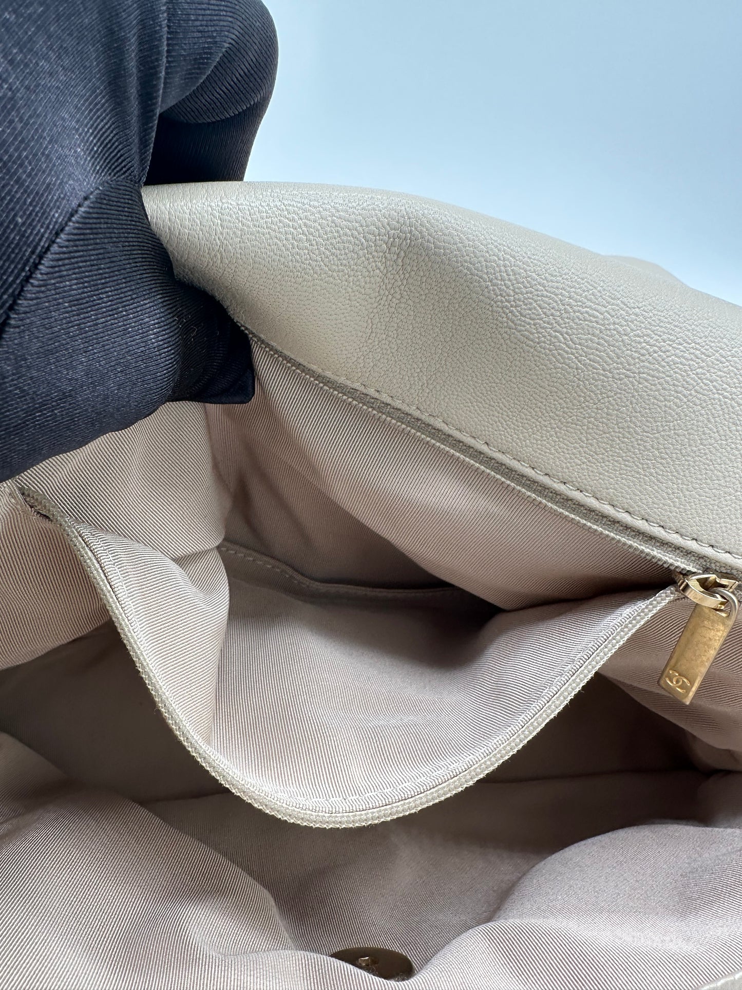 Luxury Soluciens Pre-owned Large Chanel 19 in Cream Lambskin Leather