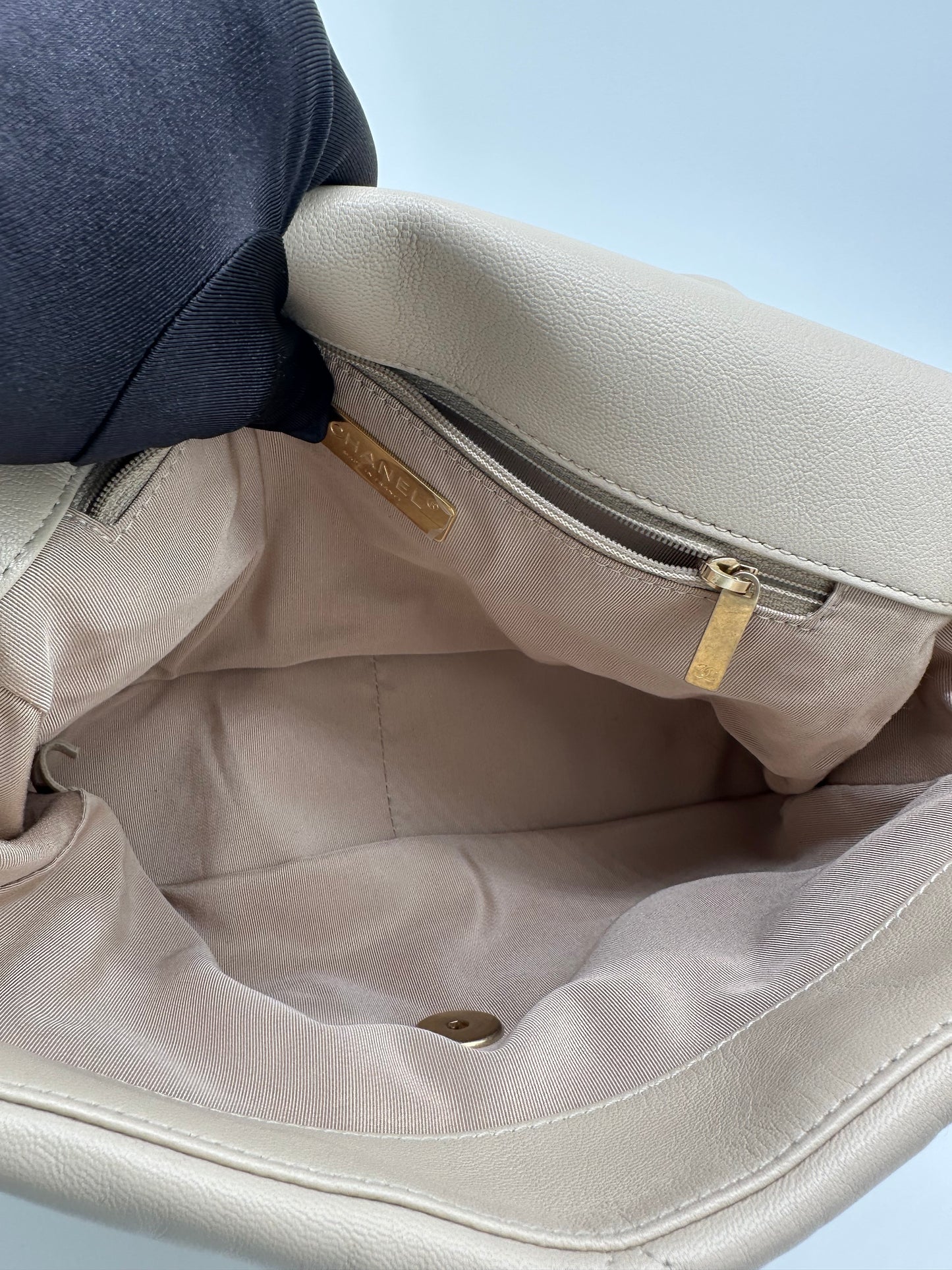 Luxury Soluciens Pre-owned Large Chanel 19 in Cream Lambskin Leather