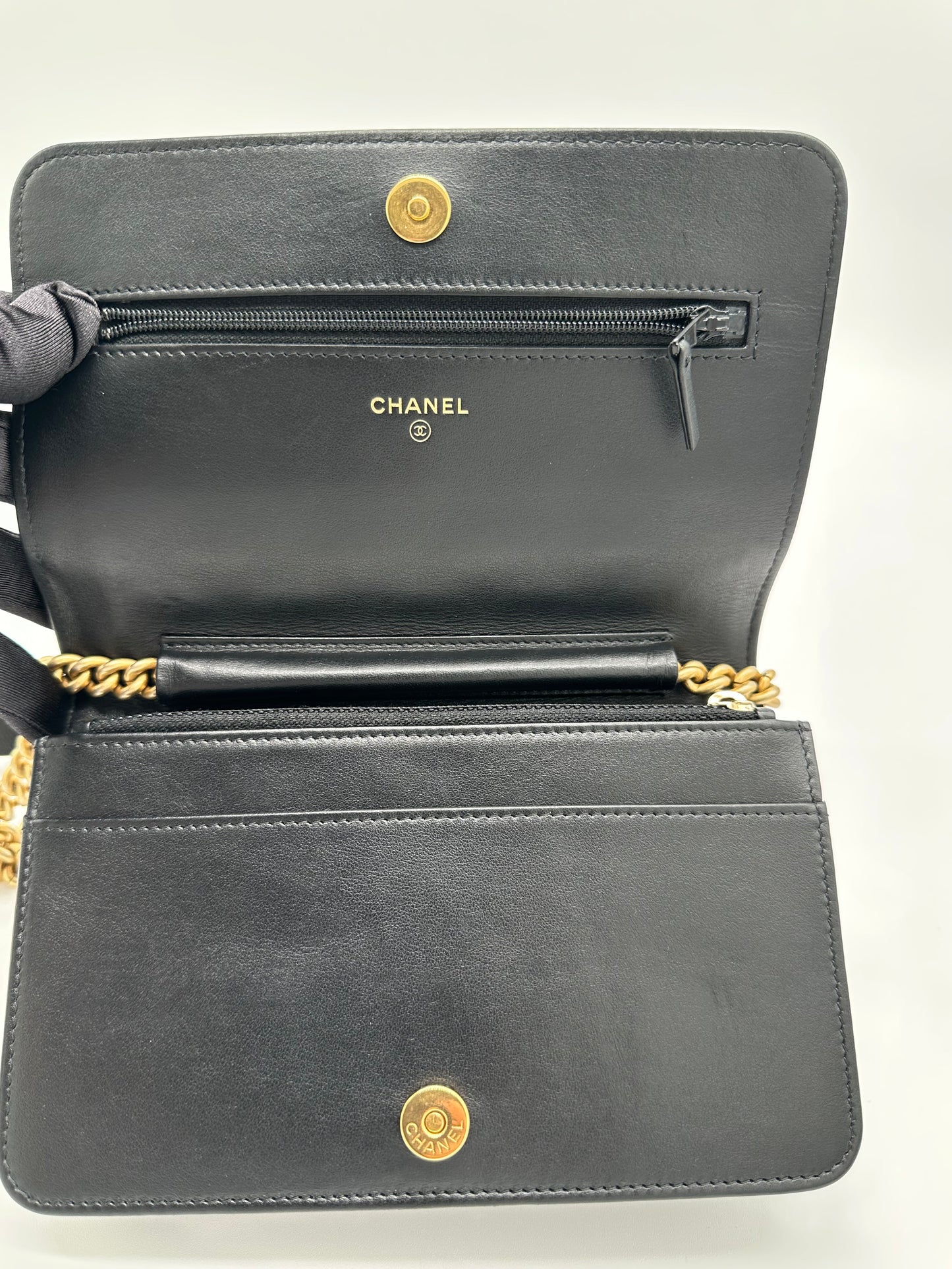 Luxury Soluciens Pre-Owned Chanel Wallet On a Chain in Black Caviar Leather