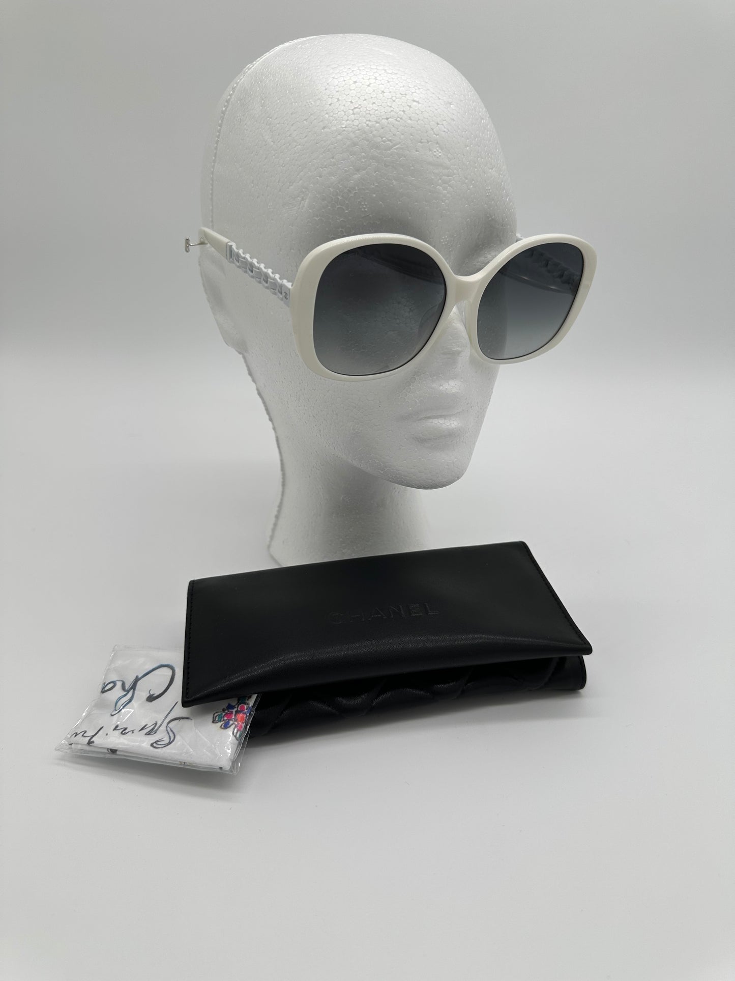 Luxury Soluciens Pre-owned Chanel white framed Sunglasses with silver toned accents