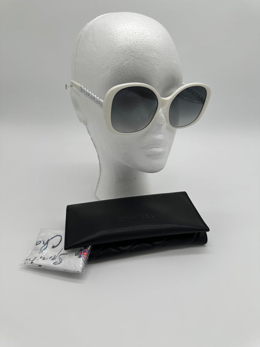Luxury Soluciens Pre-owned Chanel white framed Sunglasses with silver toned accents