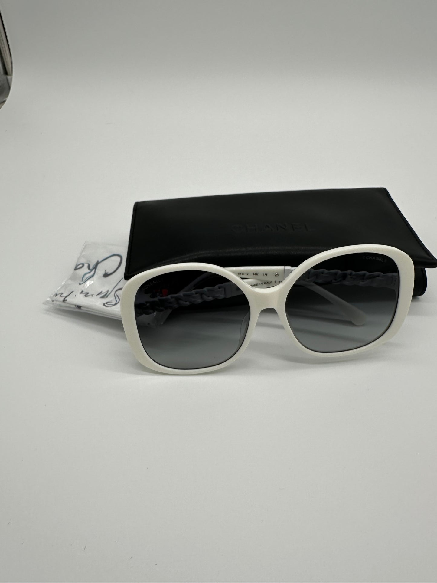 Luxury Soluciens Pre-owned Chanel white framed Sunglasses with silver toned accents