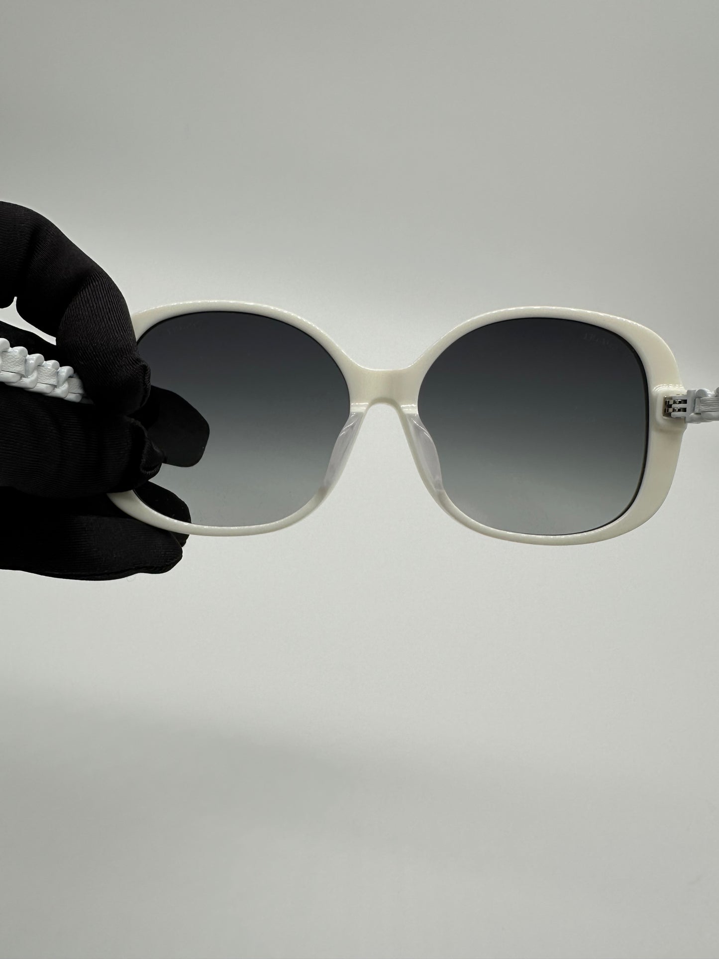 Luxury Soluciens Pre-owned Chanel white framed Sunglasses with silver toned accents