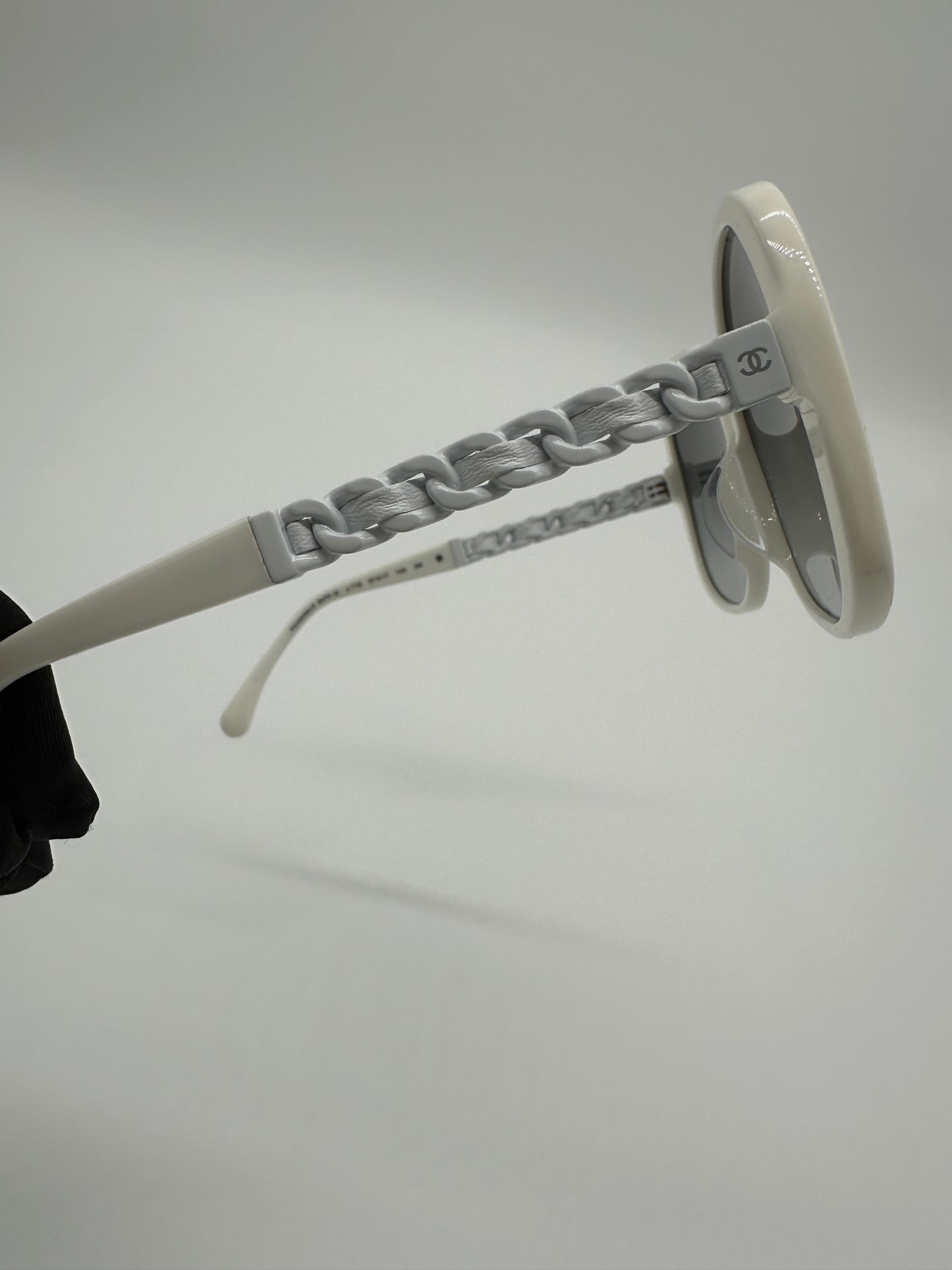 Luxury Soluciens Pre-owned Chanel white framed Sunglasses with silver toned accents