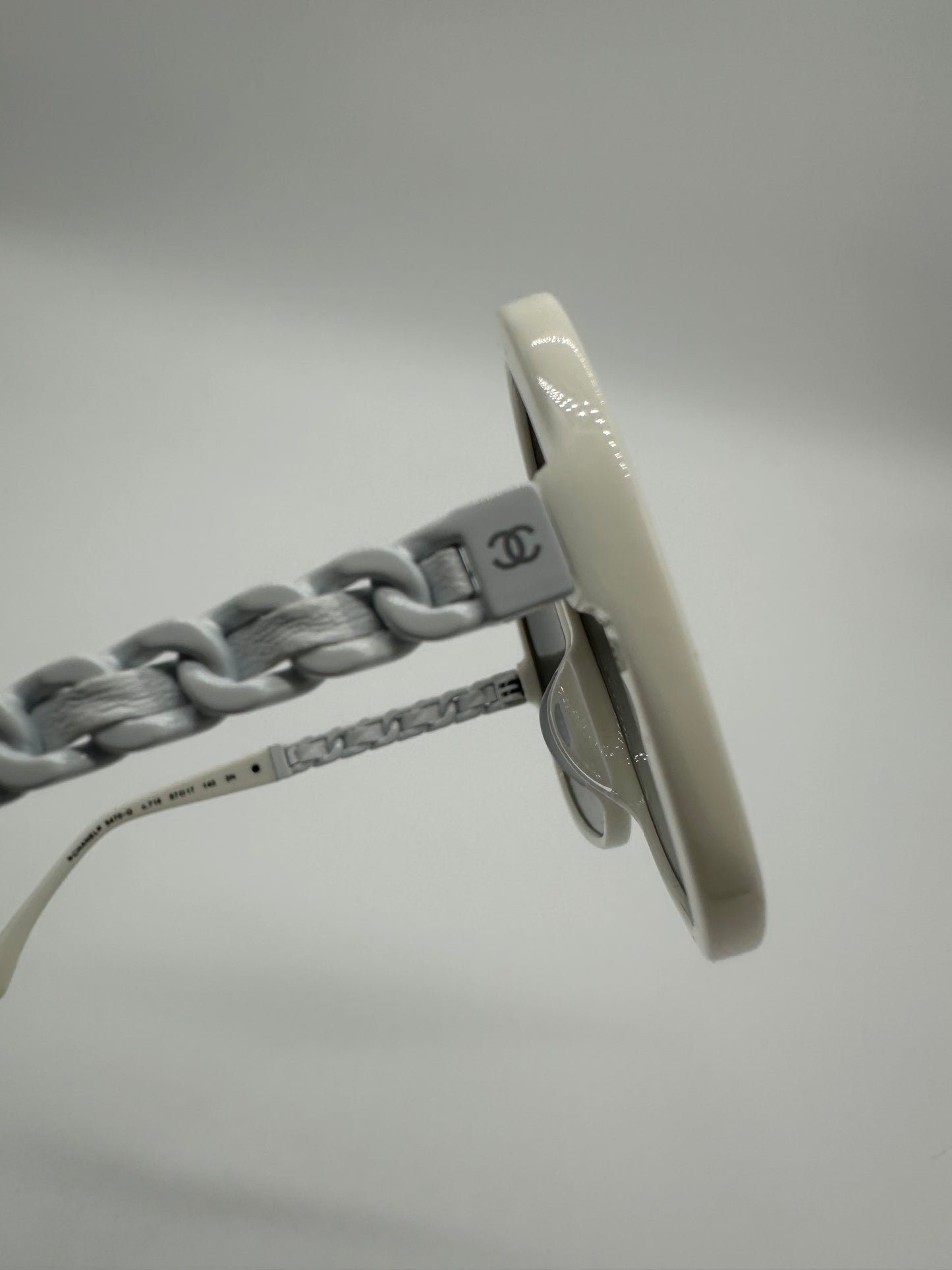 Luxury Soluciens Pre-owned Chanel white framed Sunglasses with silver toned accents