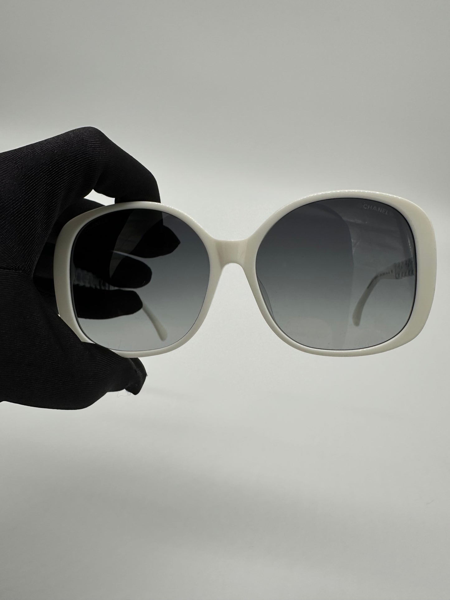 Luxury Soluciens Pre-owned Chanel white framed Sunglasses with silver toned accents