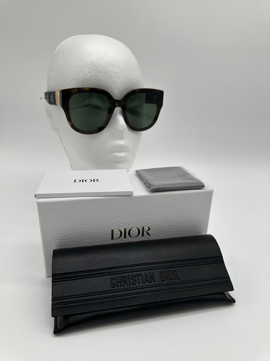 Luxury Soluciens Pre-Owned sunglasses in modern shell