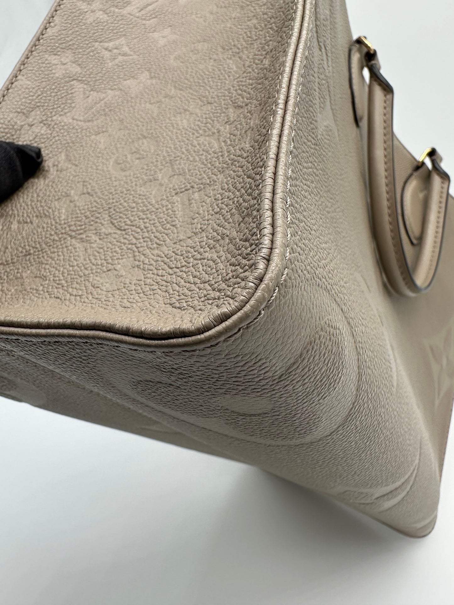 Luxury Soluciens Pre-owned Louis Vuitton MM on the Go in Empriente Leather in Turtle Dove