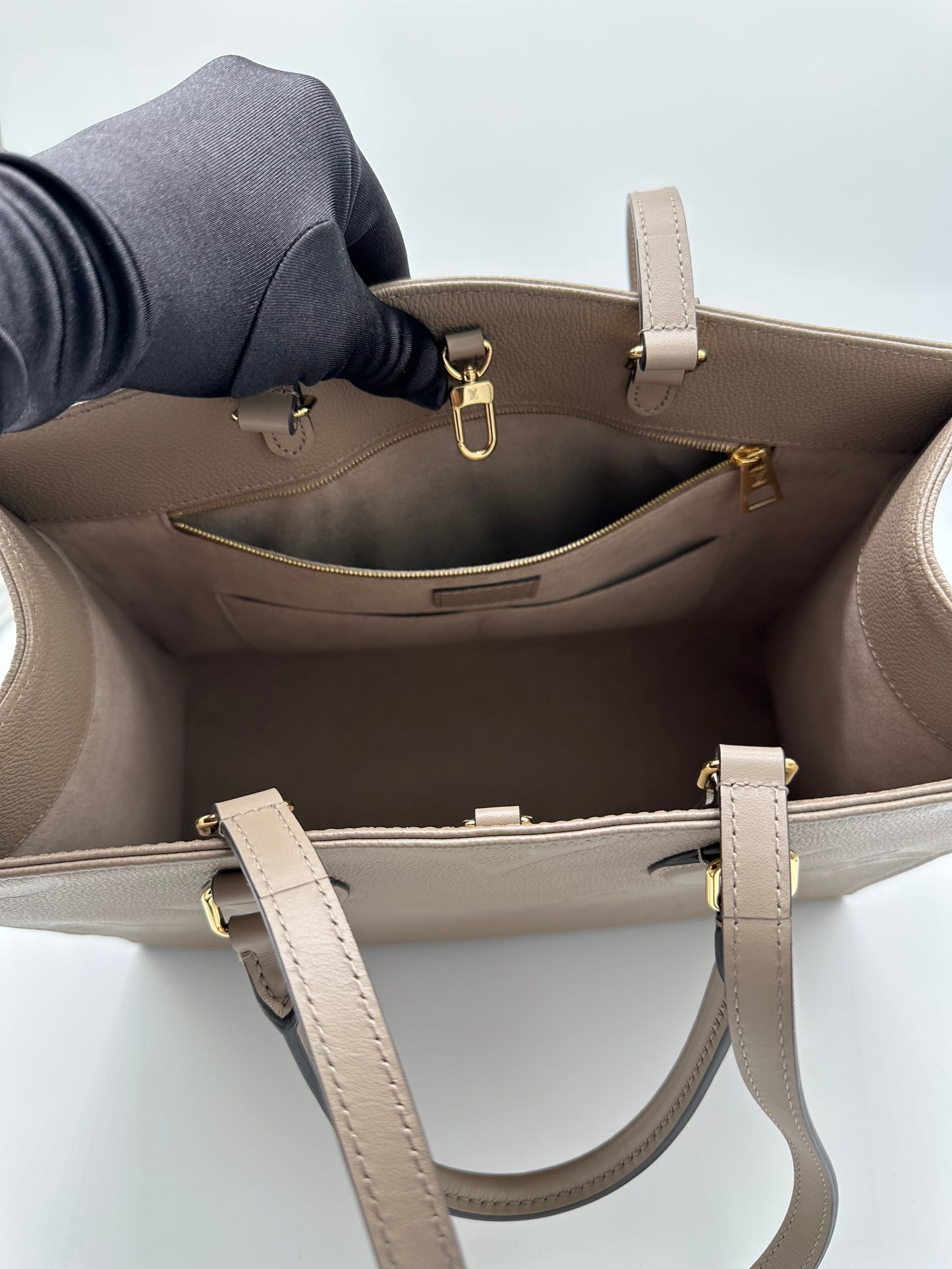 Luxury Soluciens Pre-owned Louis Vuitton MM on the Go in Empriente Leather in Turtle Dove
