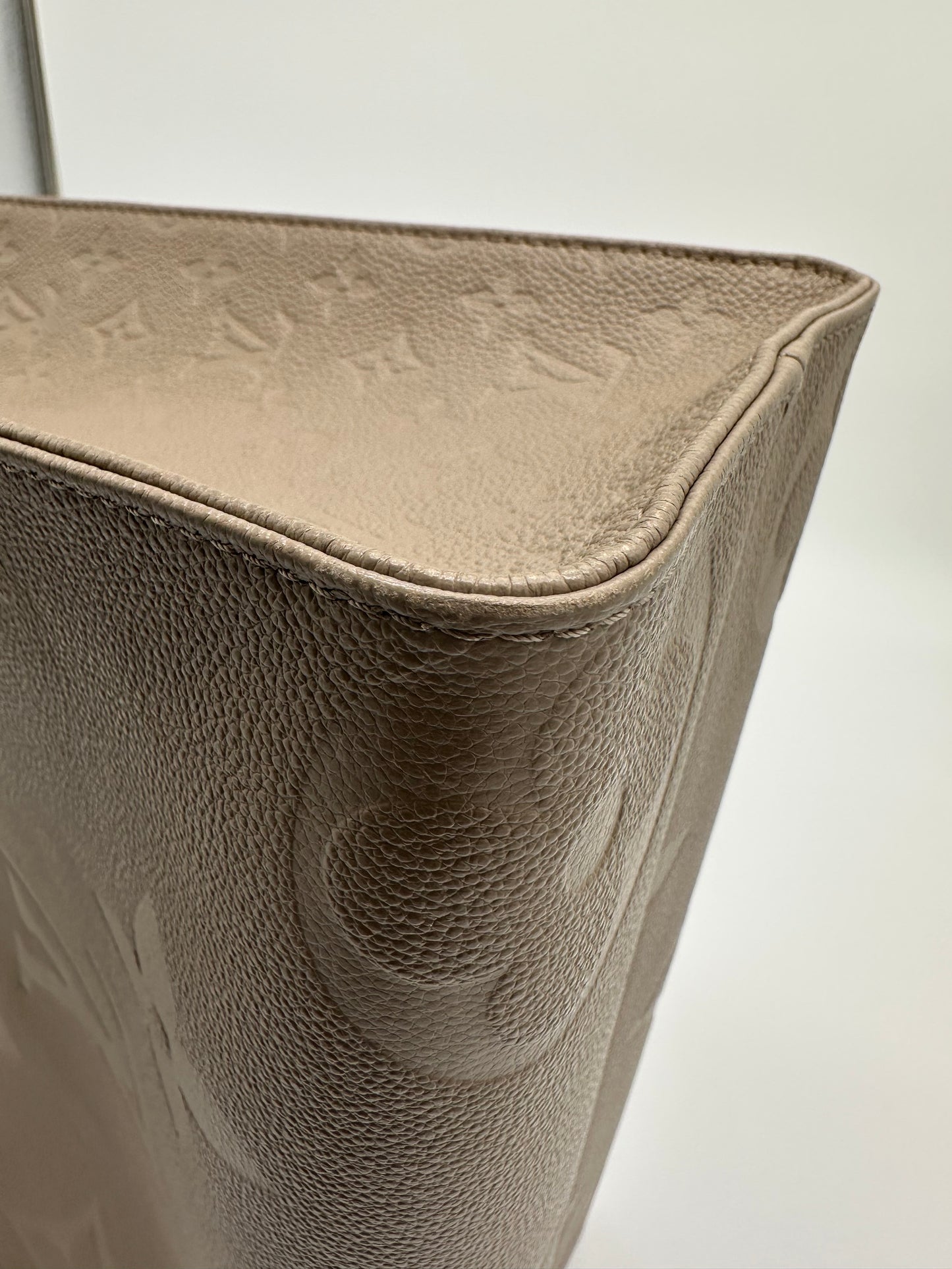 Luxury Soluciens Pre-owned Louis Vuitton MM on the Go in Empriente Leather in Turtle Dove