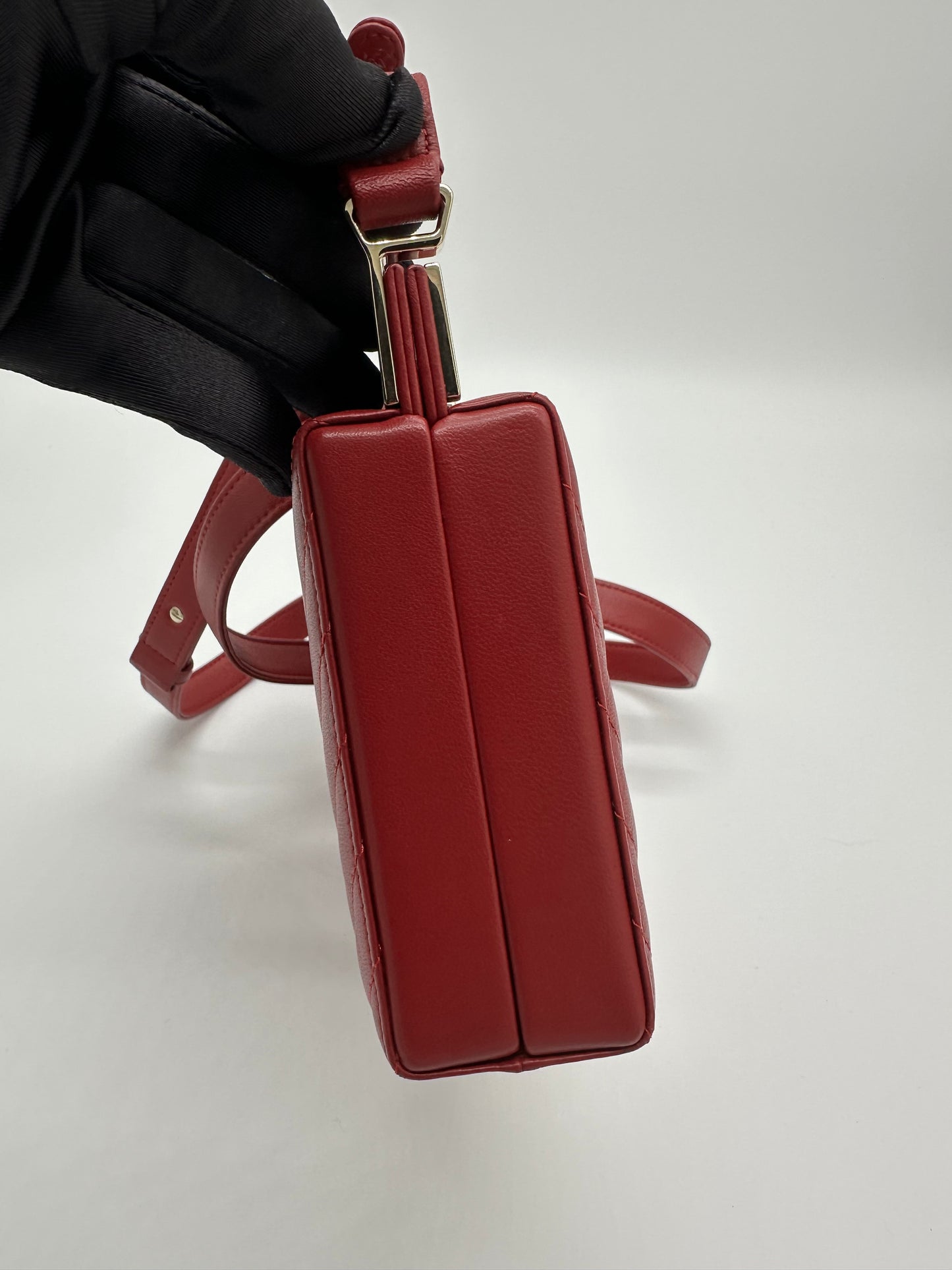 Luxury Soluciens Pre-Owned Chanel Red Chevron Leather Box Bag