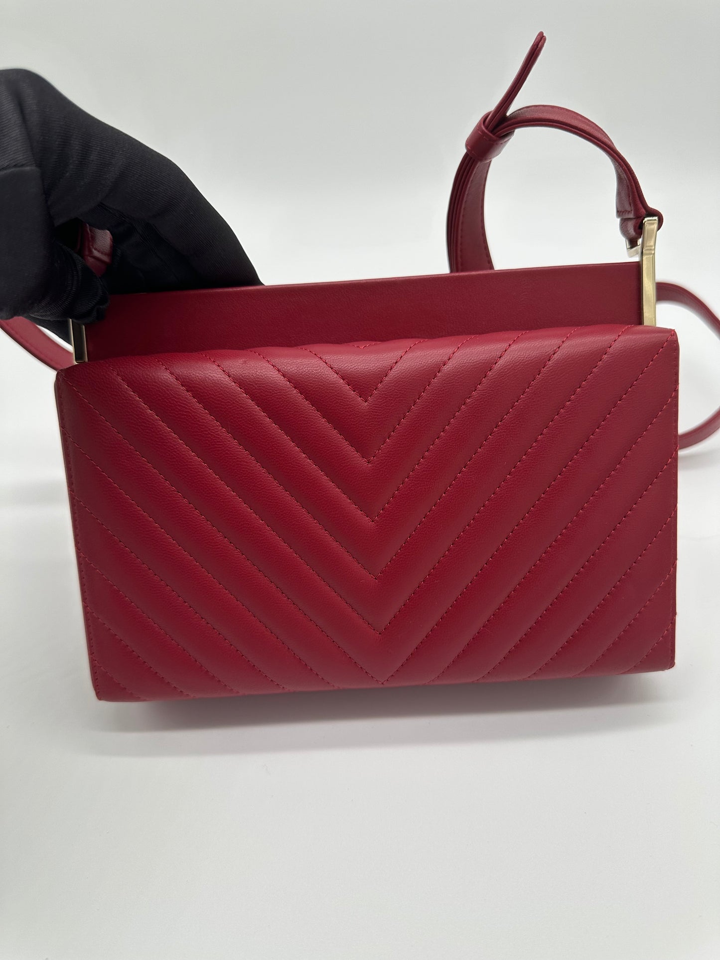 Luxury Soluciens Pre-Owned Chanel Red Chevron Leather Box Bag
