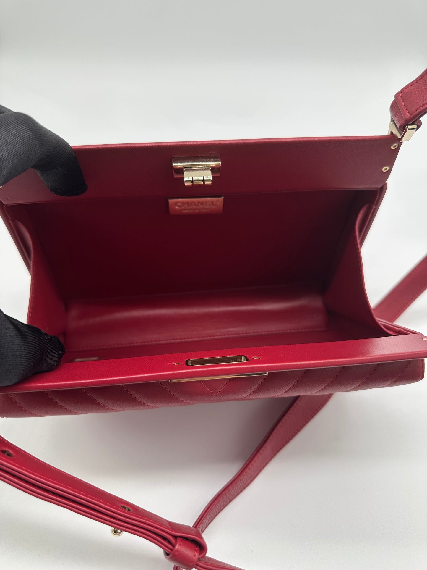 Luxury Soluciens Pre-Owned Chanel Red Chevron Leather Box Bag