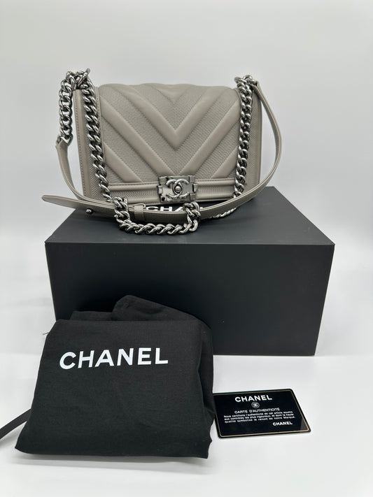 Luxury Soluciens Pre-Owned Chanel Boy Grey Chevron Calfskin Leather Crossbody Bag