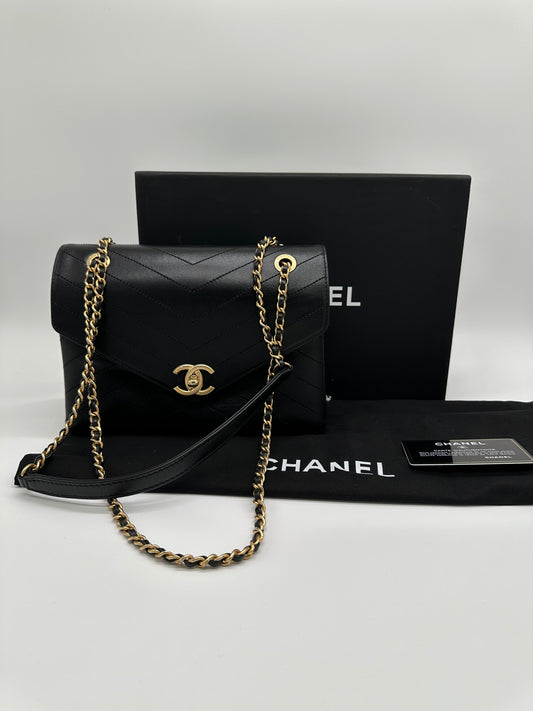 Luxury Soluciens Pre-Owned Chanel Black Chevron Crossbody Bag with Gold-Toned Hardware