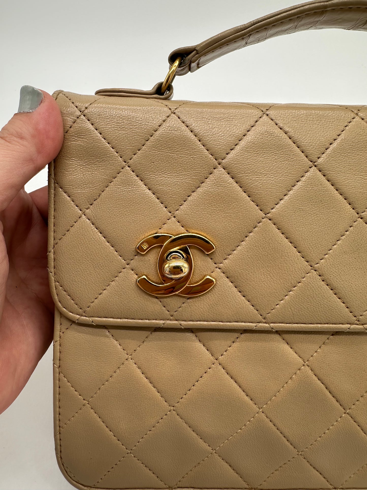Luxury Soluciens Pre-Owned Vintage Chanel Tan Double Turn Lock Lambskin Leather Bag