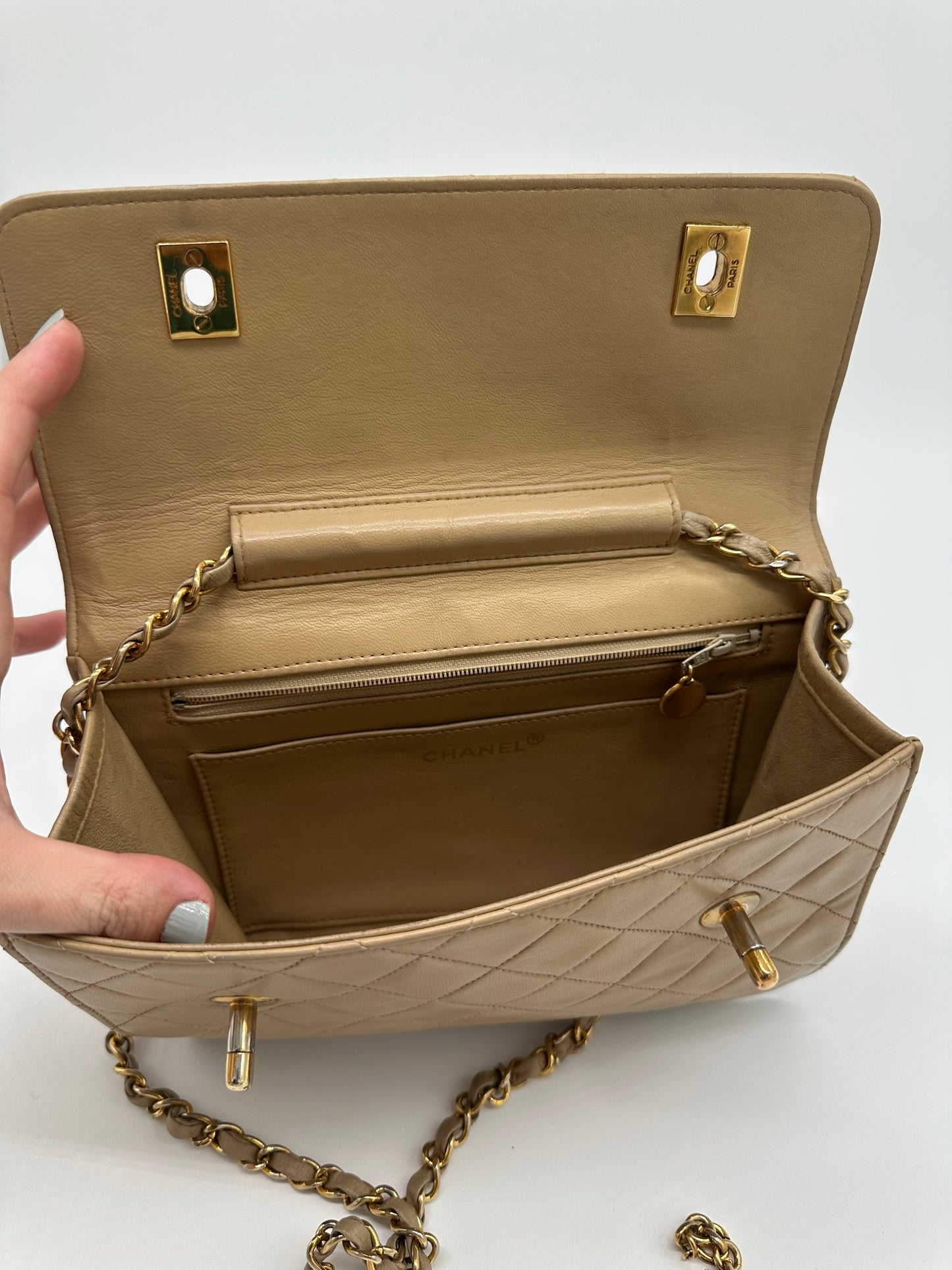 Luxury Soluciens Pre-Owned Vintage Chanel Tan Double Turn Lock Lambskin Leather Bag