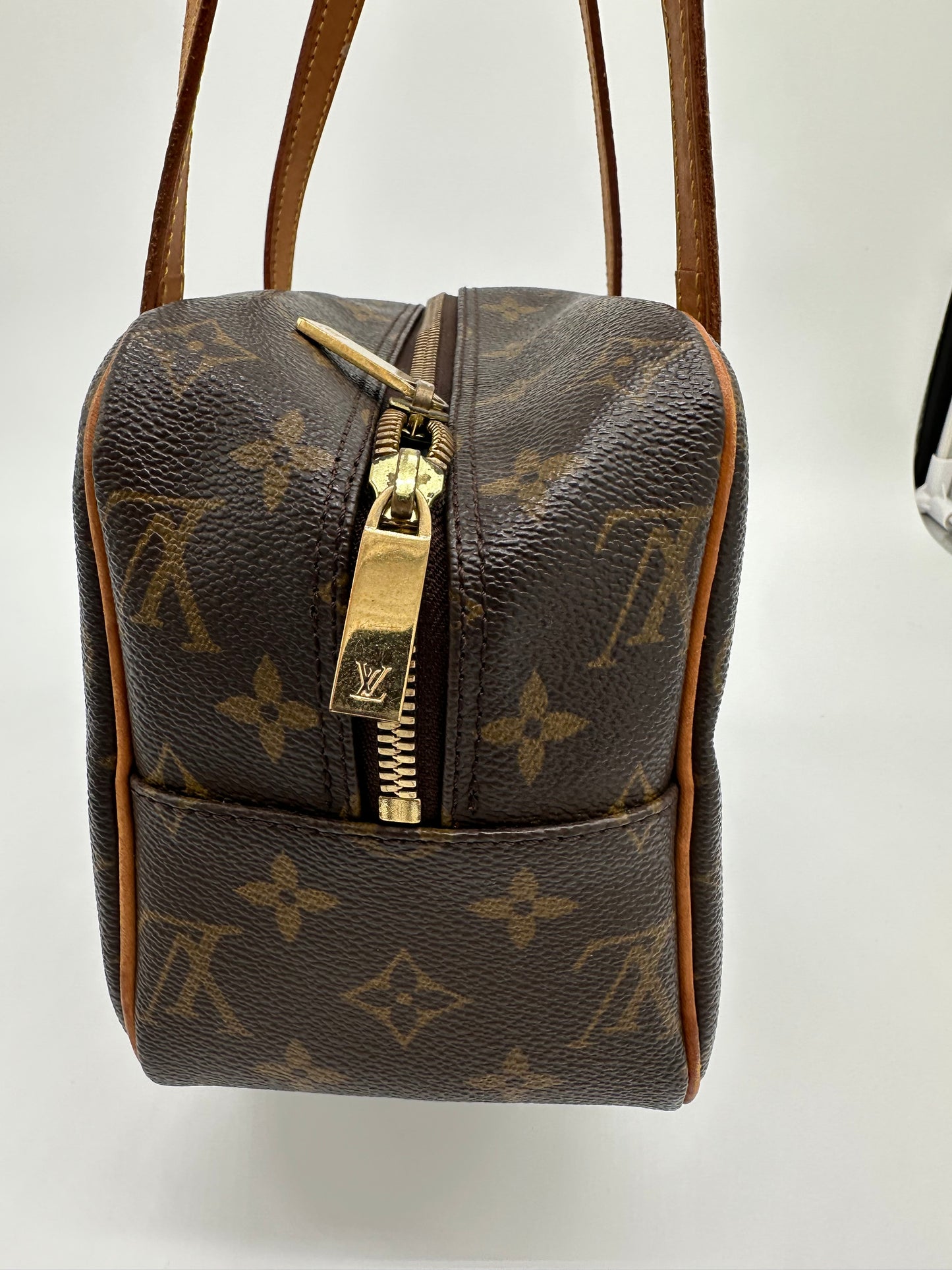 Luxury Soluciens Pre-Owned Louis Vuitton Vintage Cite Bag in Monogram Coated Canvas