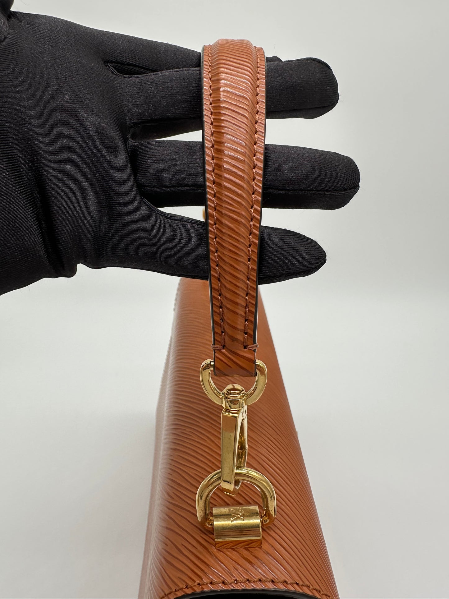 Luxury Soluciens Pre-Owned Louis Vuitton MM Epic Leather Twist